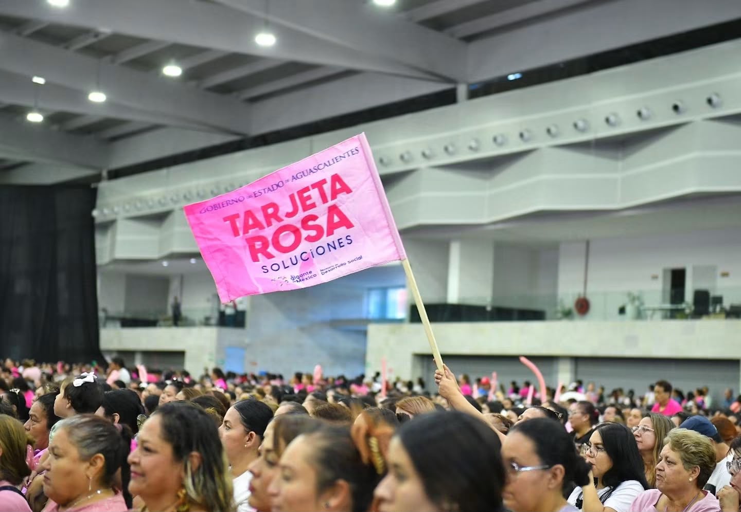 Imagen de la nota: Entregan 4 mil Tarjetas Rosas; el programa reporta 50 mil beneficiarias