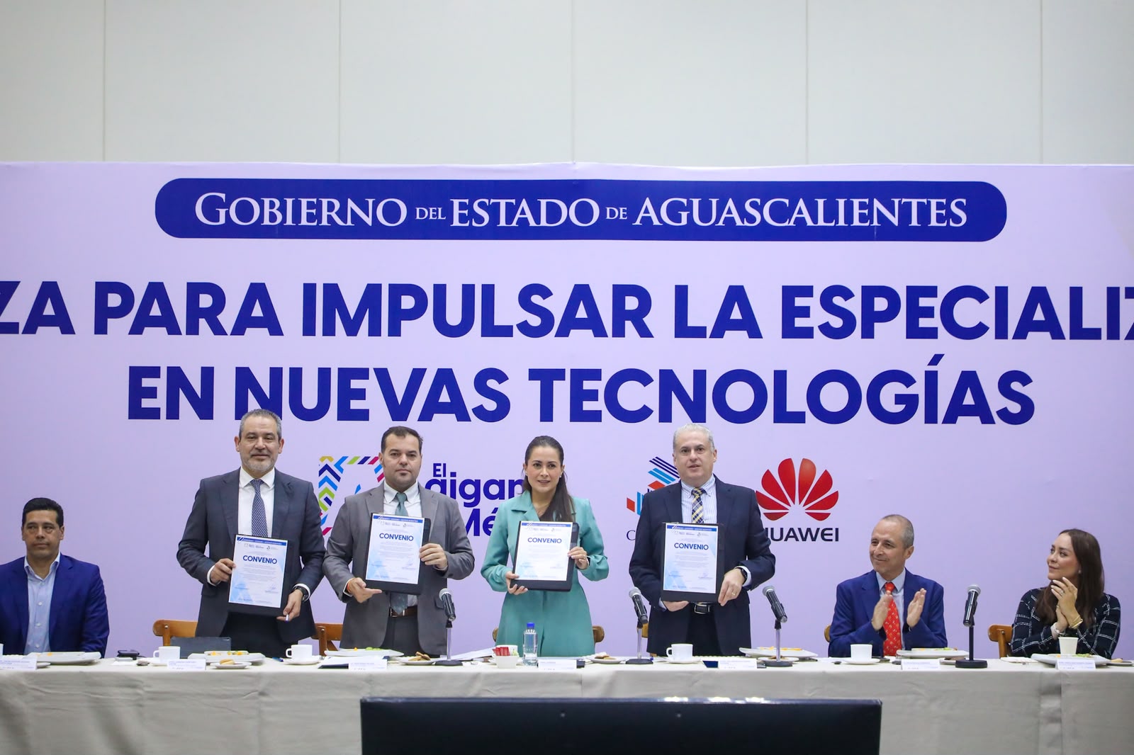 Imagen de la nota: Acuerdan certificaciones en inteligencia artificial y semiconductores para universitarios 🎓